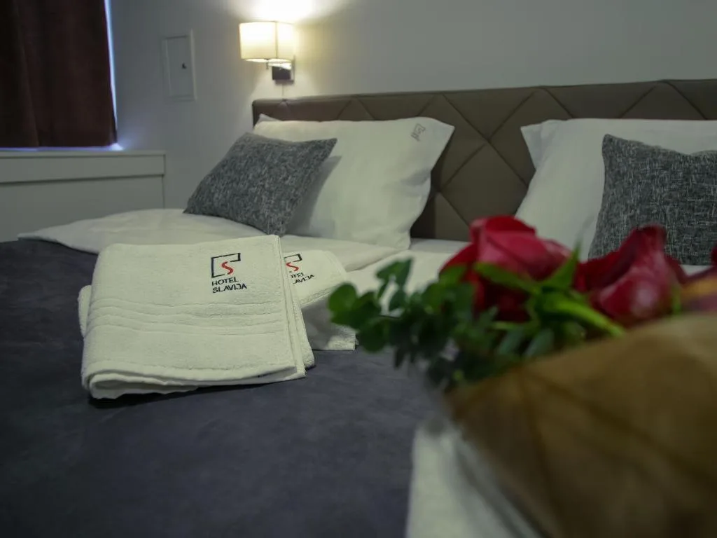 Svježi peškiri i ruže u sobi Hotela Slavija